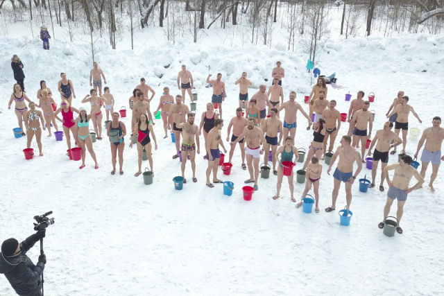 Siberianos se despedem do inverno tomando um banho de gua gelada