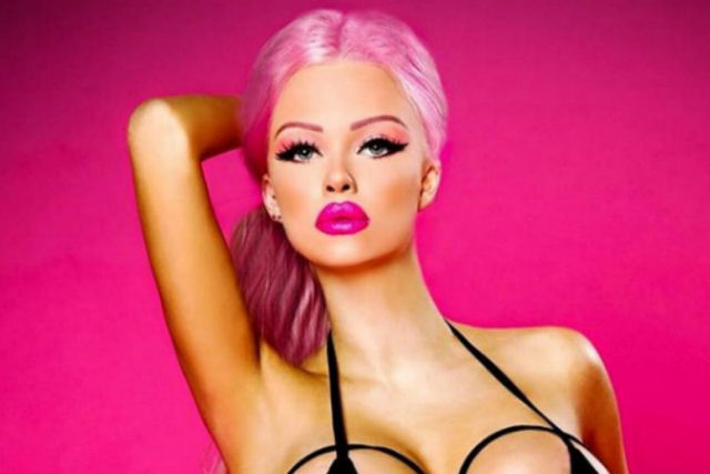 Jovem boneca humana torra o dinheiro dos pais a cada mês para se parecer com a Barbie