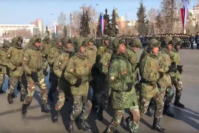 Soldados angolanos desfilam em uma cidade siberiana a 14 graus abaixo de zero
