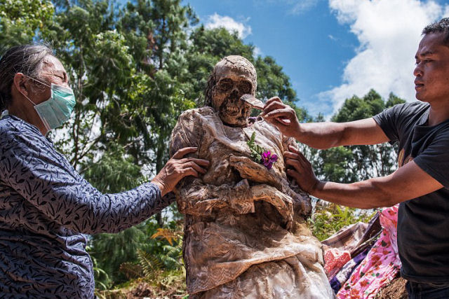 Visita a Toraja, a regio de Indonsia em que os vivos convivem com os mortos