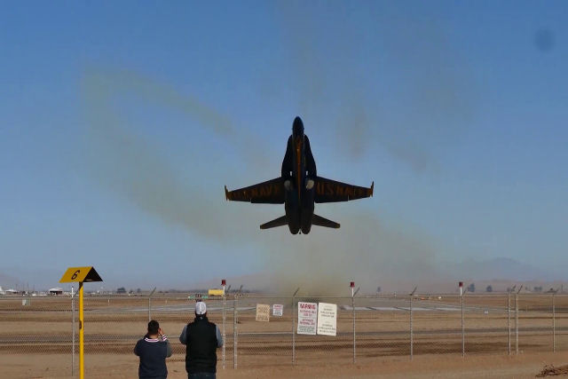 Veja o que acontece com quem fica na trajetria de decolagem de um F-18
