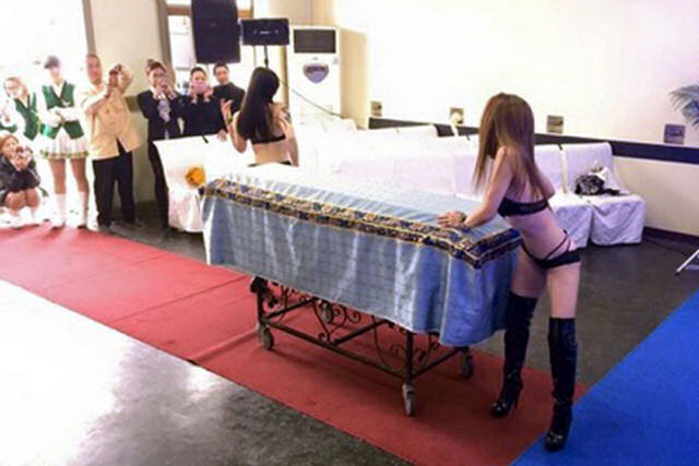 China no pode acabar com este estranho costume de levar strippers aos funerais