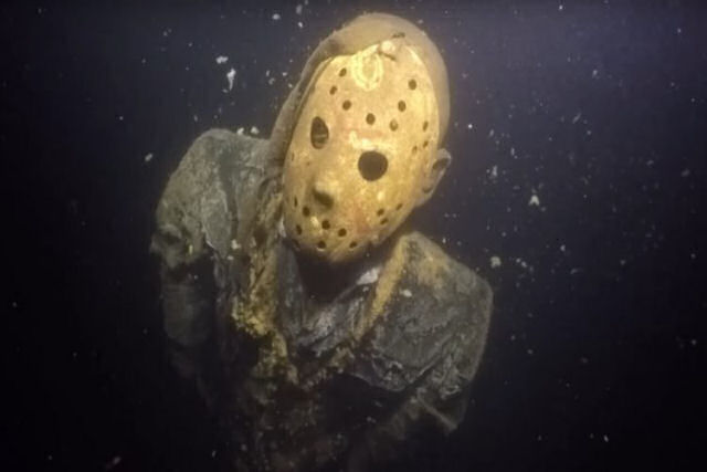 Algum colocou uma esttua de Jason Vorhees no fundo de um lago para assustar os mergulhadores