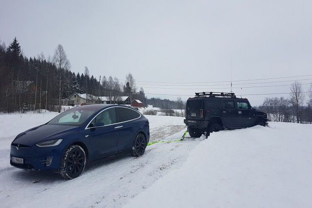 Um Tesla Model X supera um Hummer H2 escalando uma ladeira completamente nevada 