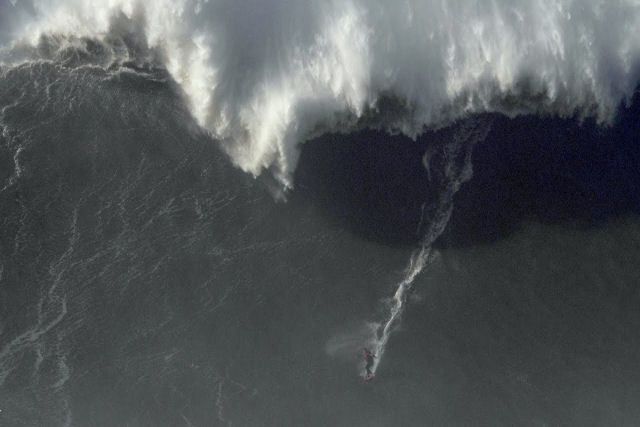 O dramtico resgate de um surfista na Nazar, Portugal