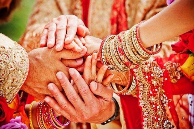 Indiano ajuda sua esposa a se casar com o amante