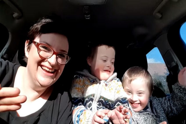 50 mes cantam no carro junto a seus filhos para apoiar O Dia Mundial da Sndrome de Down