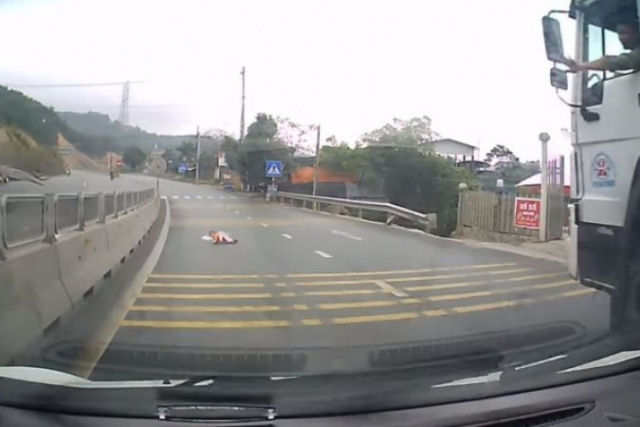 Inacreditvel! Motorista vietnamita cruza com um beb engatinhando em plena rodovia
