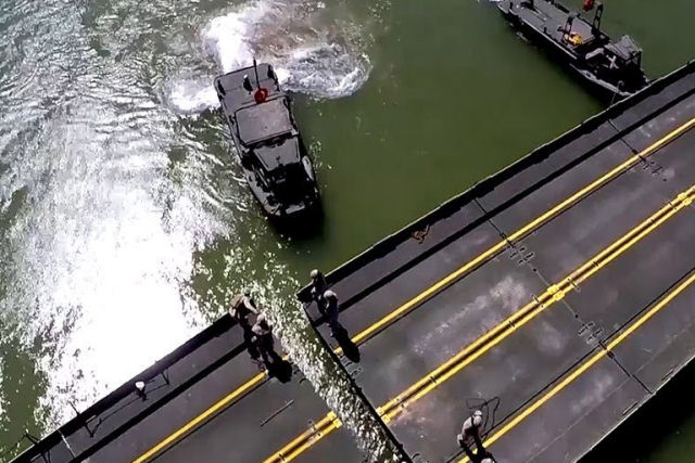 Assim é construída uma ponte militar para atravessar um rio: com peças flutuantes colocadas como Legos