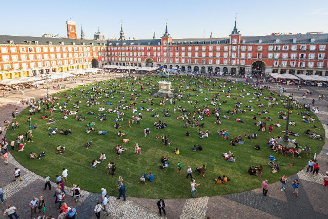Uma praa de Madri  transformada em um parque ocasional com mais de 3.000 metros quadrados de grama