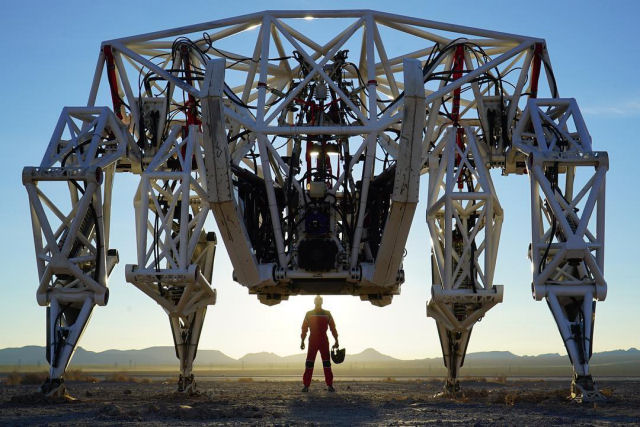 Este enorme exoesqueleto de 4,5 metros e 3.500 kg pode atingir uma velocidade mxima de 30 km/h