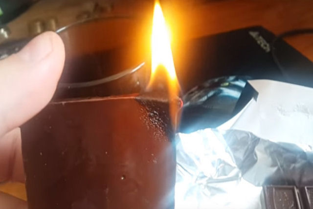 Russo estão colocando fogo em barras de chocolate para testar sua qualidade