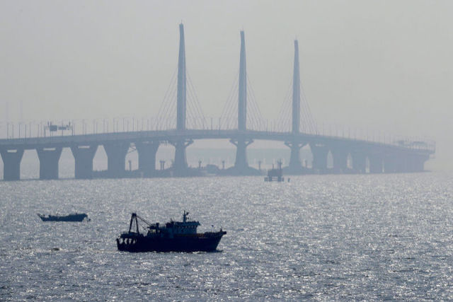 China inaugura a ponte marítima mais longa do mundo, um monstro de 55 km e 360.000 toneladas de aço