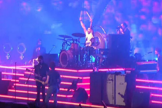 A banda The Killers convidou um f ao palco e ele matou a pau na frente de 65.000 pessoas