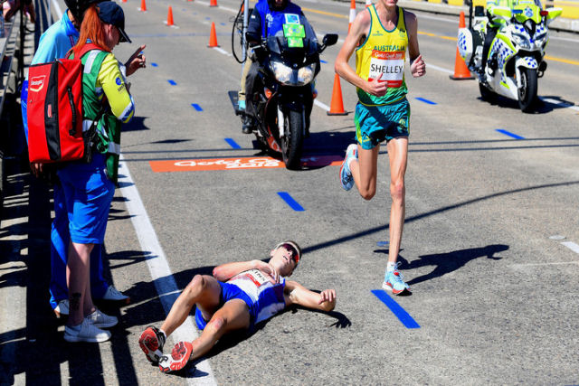 Corredor desmaia no final da maratona e os espectadores tiram fotos em vez de ajudar