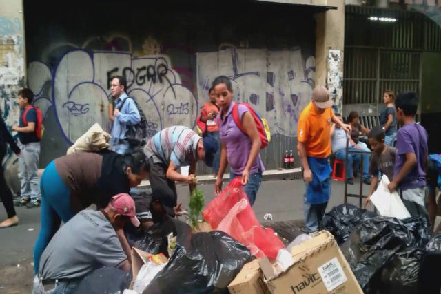 Comer lixo: o ltimo recurso dos venezuelanos para no morrer de fome