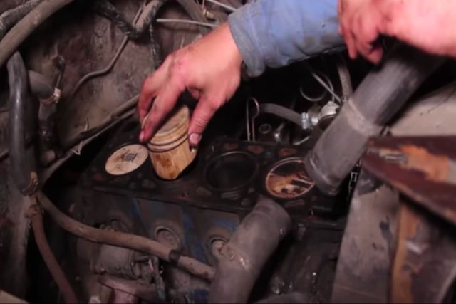 Sabe o que acontece quando algum instala quatro pistes de madeira no motor de seu carro?