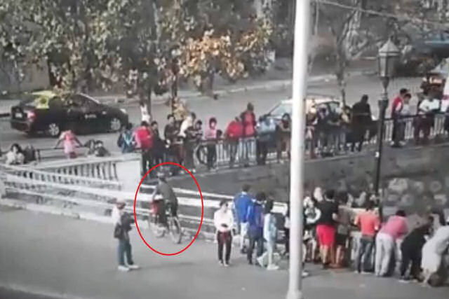 E a curiosidade quase matou um ciclista em Santiago do Chile