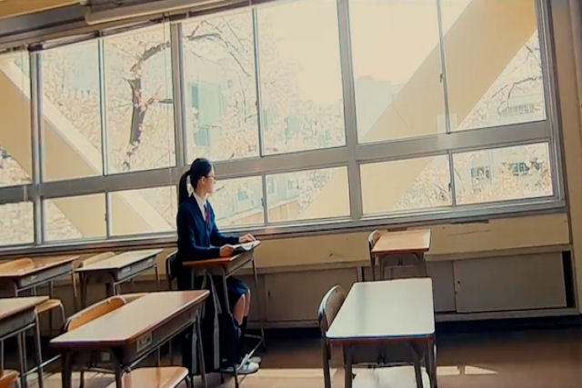 Com apenas uma tomada, um micro-drone captura a beleza de uma escola japonesa