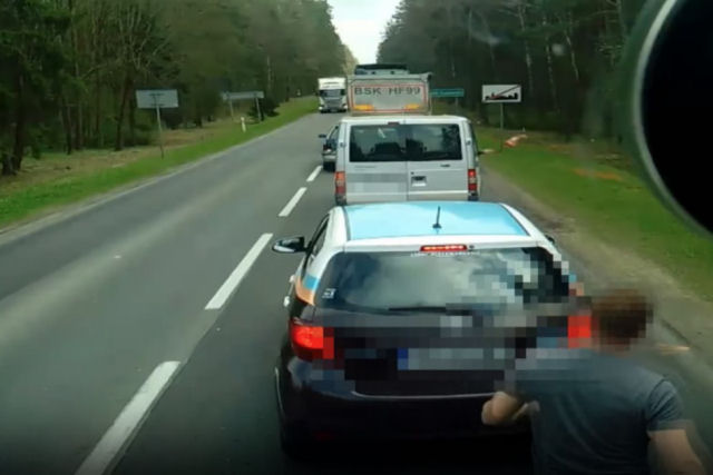 Motorista polons se arrepende at o ltimo fio de cuelho ao jogar lixo na estrada