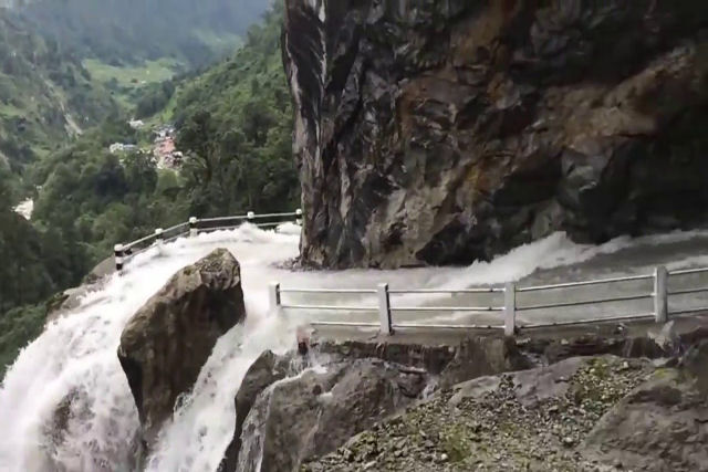 Como  dirigir um carro por uma cachoeira no Nepal