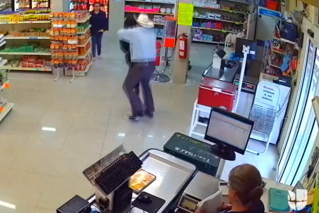 Cliente frustra assalto em mercadinho no Mxico