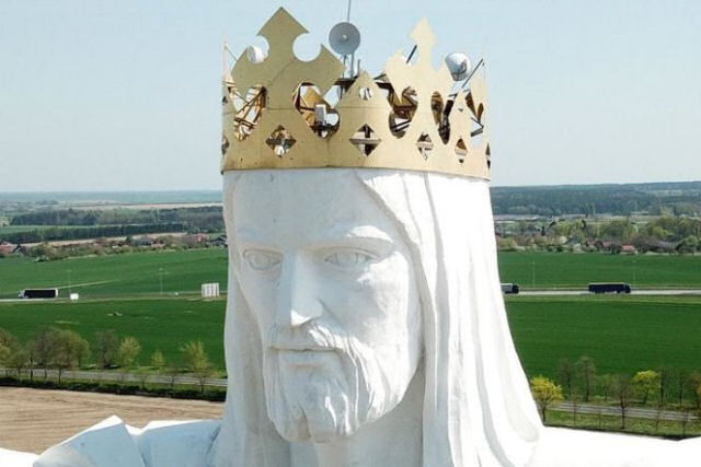 Cidade polonesa est usando a maior esttua de Cristo como abtena wifi, e tem gente incomodada