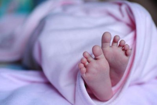 Bebê recém-nascido morre após médico cortar seus genitais para provar que era uma menina