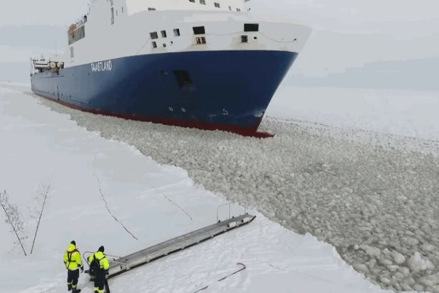 Veja como os marinheiros finlandeses sobem a bordo de um cargueiro de 200 metros em movimento