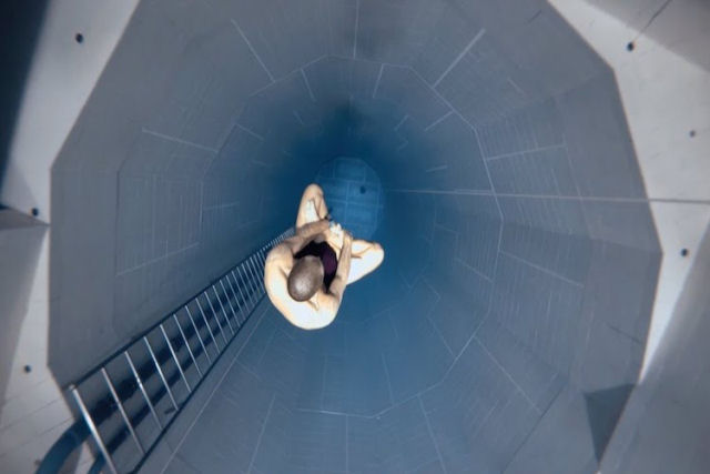 O campeo de mergulho livre flutua em posio de ltus no fundo de uma piscina de 33 metros