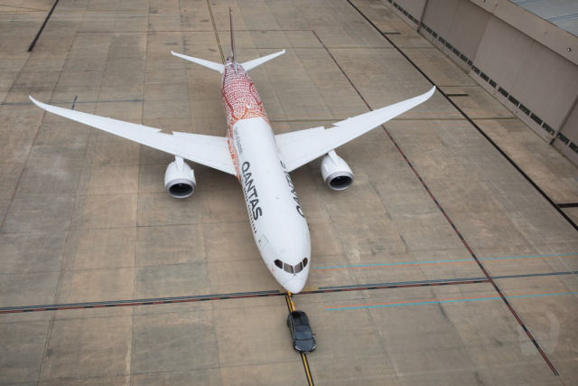 Tesla entra para o Guinness ao rebocar um monstruoso Boeing 787-9 Dreamliner com um Model X  