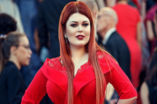Modelo russa perde a saia em pleno tapete vermelho de Cannes