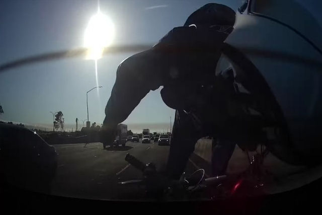 Motociclista distrado colide a toda velocidade com um carro e sai voando pelos ares