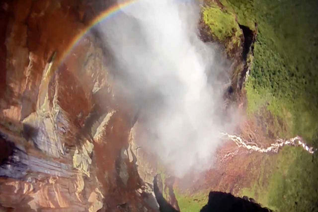 Saltador de base pula da cachoeira mais alta do mundo, na Venezuela