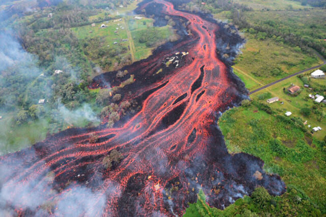 Um novo vdeo areo registrou rios surpreendentes de lava em direo ao Pacfico no Hava