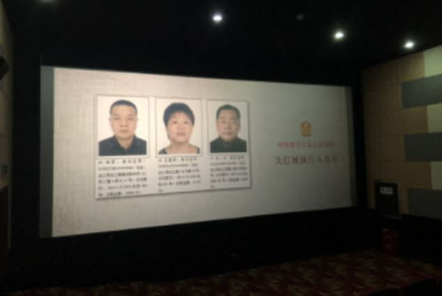 Condado chins persuade os devedores mostrando seus rostos durante as sesses de cinema