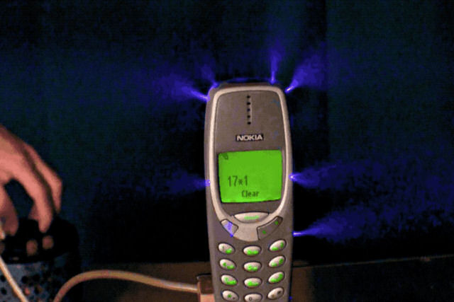 Carrega um Nokia 3310 com um milhão de volts. Segue funcionando