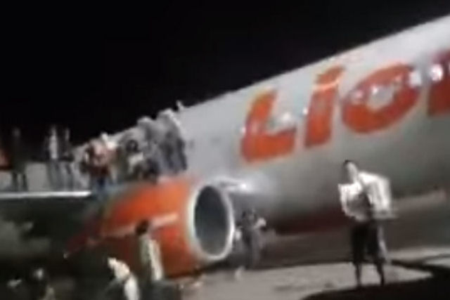 Engraadinho diz que porta uma bomba a bordo de um avio e causa 11 feridos