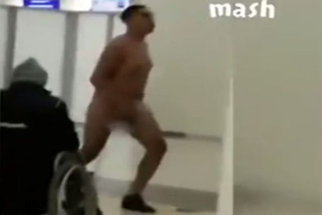 Mexicano maluco  preso depois de danar cancan pelado em um aeroporto de Moscou