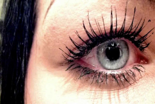 Este foi o horrvel resultado de uma mulher que dormiu mais de 25 anos com maquiagem nos olhos