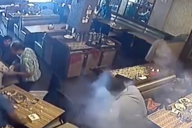 Celular explode no bolso do cliente de um restaurante no meio do almoo