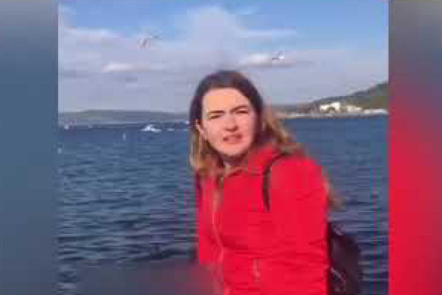 Oops! Loira tentou alimentar gaivotas com seu iPhone em vez de pão