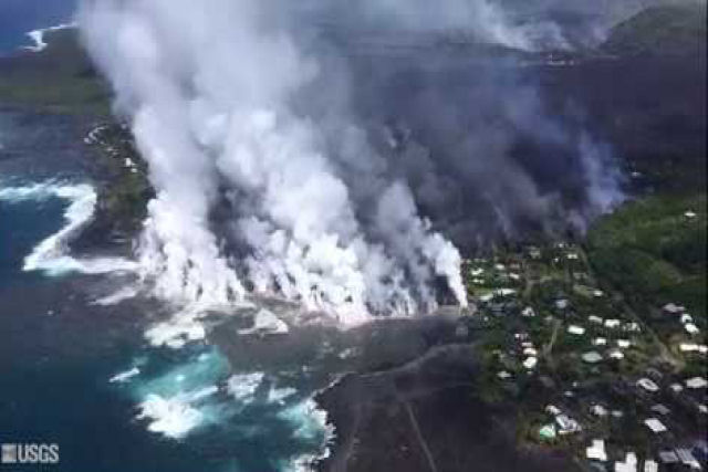 Esta tomada area da lava do Kilauea encontrando o mar parece uma cena de filme apocalptico