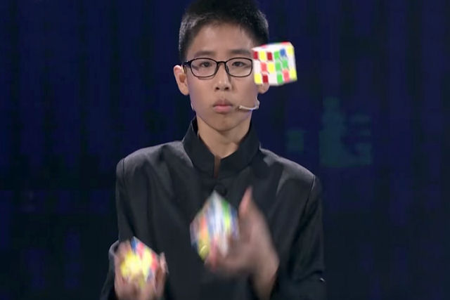 Adolescente estabelece recorde do Guinness ao resolver 3 cubos de Rubik como malabares