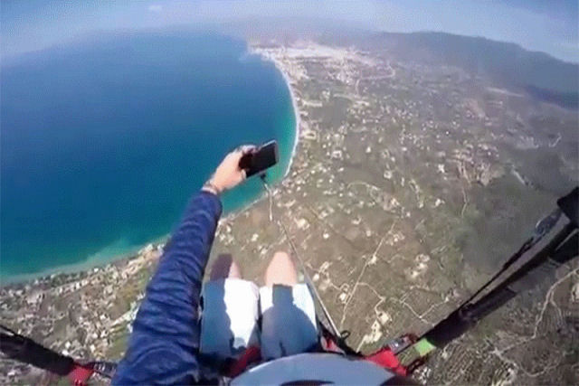 Tenta usar um pau de selfie no parapente a 700 metros de altura e acontece exatamente o que voc est pensando