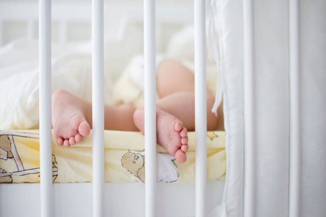 Com as mos na massa: Cmera oculta resolve a inexplicvel fuga de uma beb