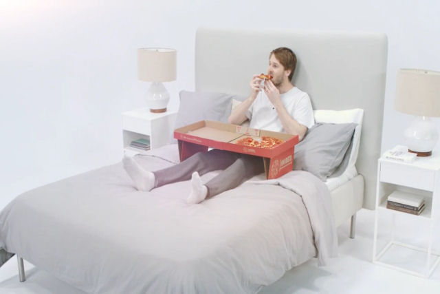 Quero! Uma caixa de pizza projetada para comer na cama