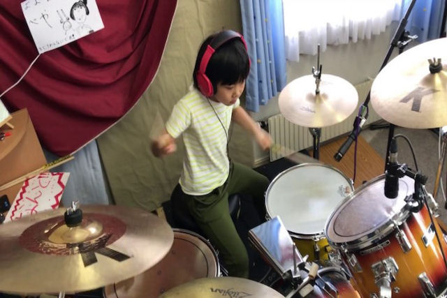 Baterista prodgio de 8 anos impressiona tocando Led Zeppelin