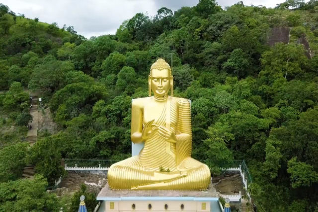 Um incrvel e enorme templo dentro de cinco cavernas, que abriga 153 esttuas de ouro do Buda, no Sri Lanka