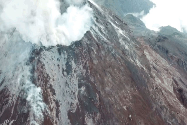 A selvagem erupo do vulco de Fogo na Guatemala  vista de drone